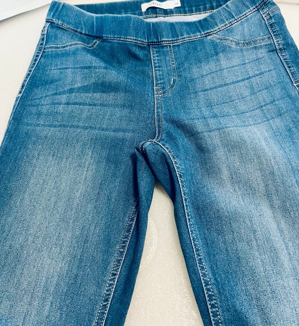 Women’s Cello Blue Jeans.  Pull on Stretch, size Medium.  Medium Wash. Flair Leg